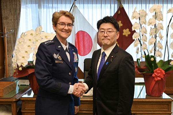 ヴァン オヴォスト米輸送軍司令官による鬼木防衛副大臣表敬
