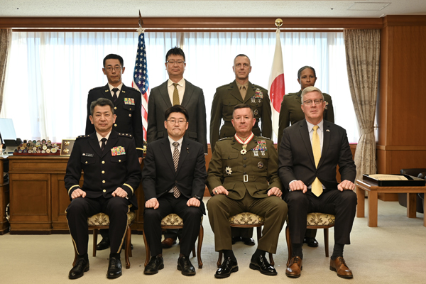 ビアマン米第３海兵機動展開部隊司令官（兼）沖縄４軍調整官の叙勲伝達式及び鬼木防衛副大臣表敬