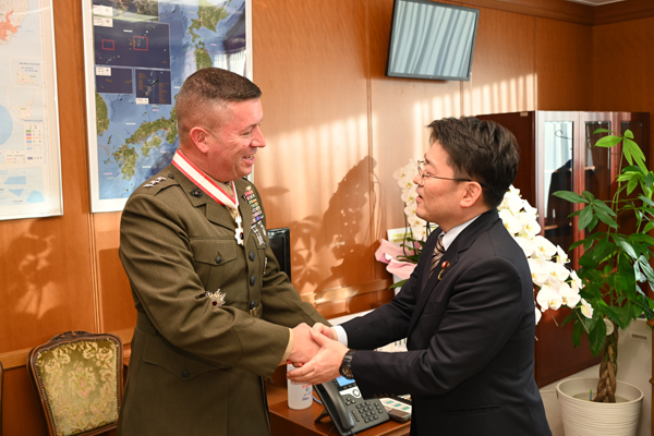 ビアマン米第３海兵機動展開部隊司令官（兼）沖縄４軍調整官の叙勲伝達式及び鬼木防衛副大臣表敬