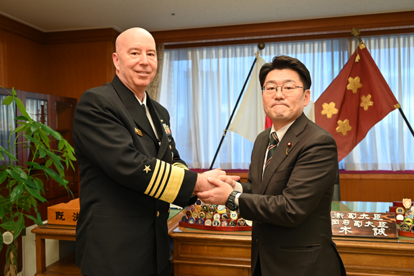 ヒューストン米海軍原子力推進機関部長の鬼木防衛副大臣表敬