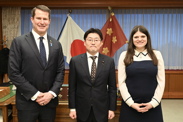 モールトン米国下院議員及びスティーヴンス同議員の鬼木防衛副大臣表敬