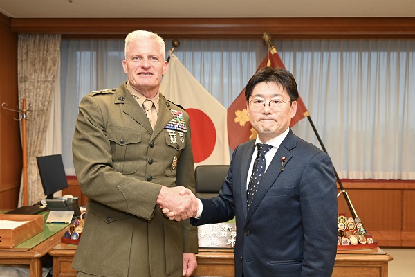 ターナー第３海兵機動展開部隊（ⅢＭＥＦ）司令官兼在日米軍沖縄地域調整官による鬼木防衛副大臣表敬