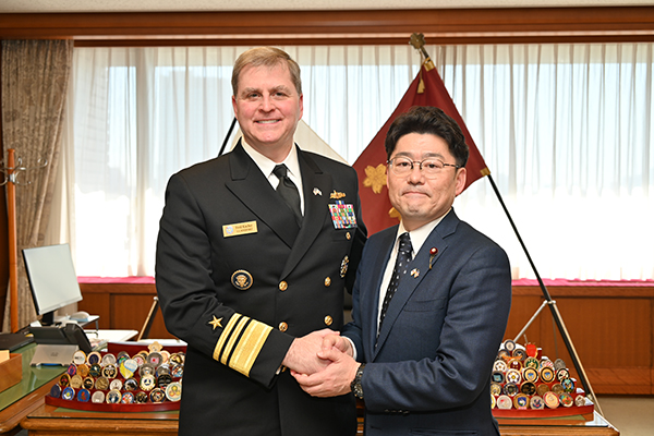 ケイチャー第７艦隊司令官の鬼木防衛副大臣表敬