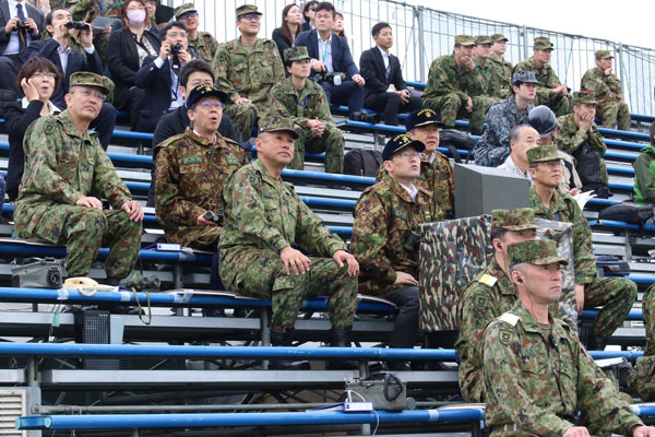 陸上自衛隊富士総合火力演習（予行）の視察