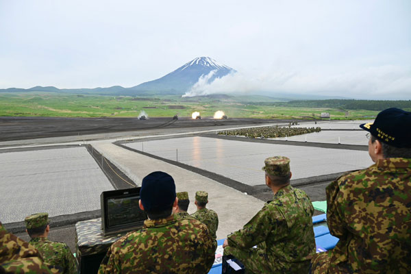 陸上自衛隊富士総合火力演習（予行）の視察
