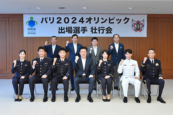 パリオリンピックに参加する隊員を激励