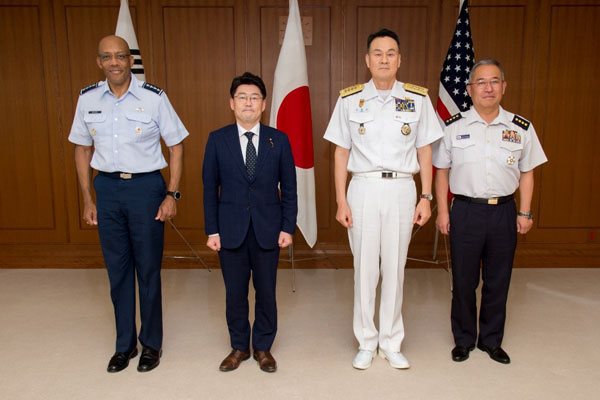 ブラウン米統合参謀本部議長及びキム韓国合同参謀議長による鬼木防衛副大臣表敬