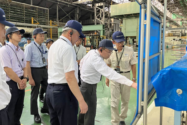 企業視察