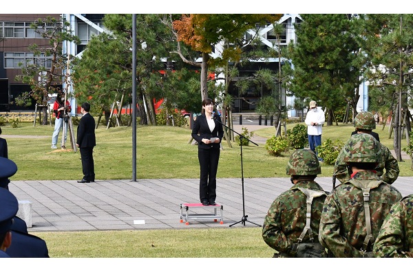 陸海空自衛隊福井市中パレードの視察