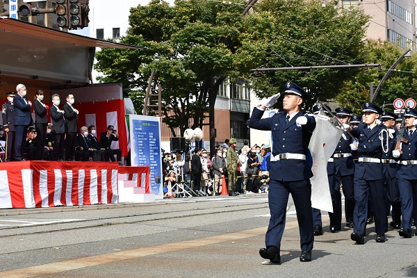 陸海空自衛隊福井市中パレードの視察
