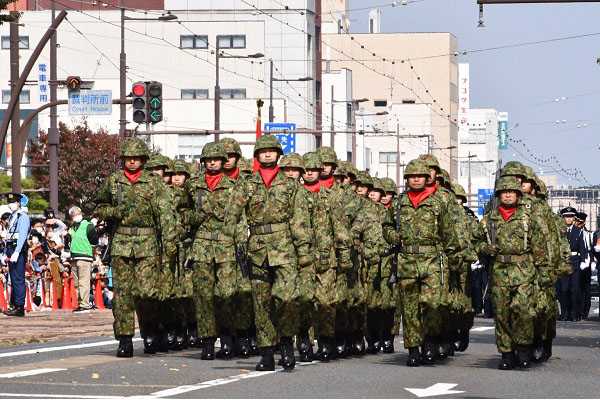 陸海空自衛隊福井市中パレードの視察