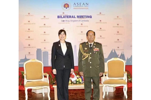 小野田防衛大臣政務官のティア・バニュ・カンボジア国防大臣表敬