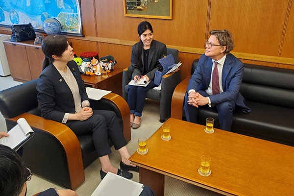 ヘーグベリ駐日スウェーデン大使による小野田防衛大臣政務官表敬