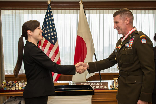 ヴァウル在日米陸軍司令官の小野田防衛大臣政務官表敬