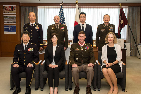 ヴァウル在日米陸軍司令官の小野田防衛大臣政務官表敬