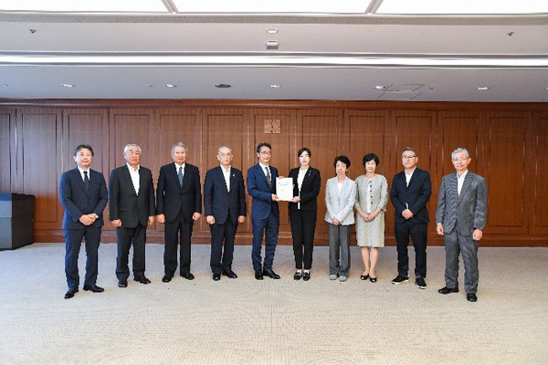 防衛省・自衛隊の人的基盤の強化に関する有識者検討会報告書の手交
