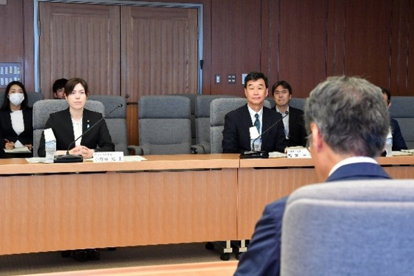 防衛省・自衛隊の人的基盤の強化に関する有識者検討会報告書の手交