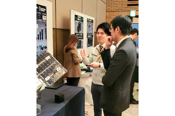 防衛産業参入促進展への出席