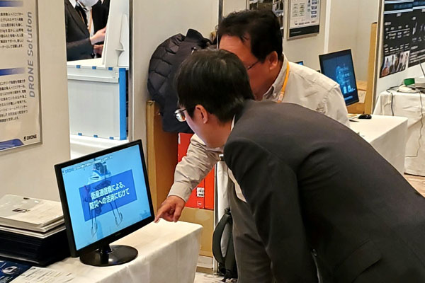 防衛産業参入促進展への出席