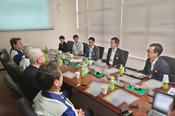 企業視察