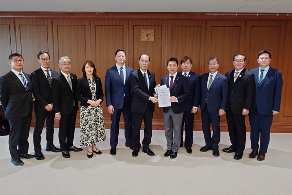 千歳市における自衛隊の体制強化を求める期成会等からの要請