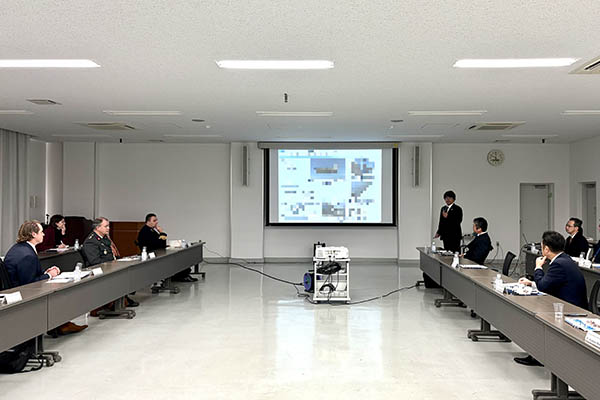 オランダ国防副大臣による新世代装備研究所視察
