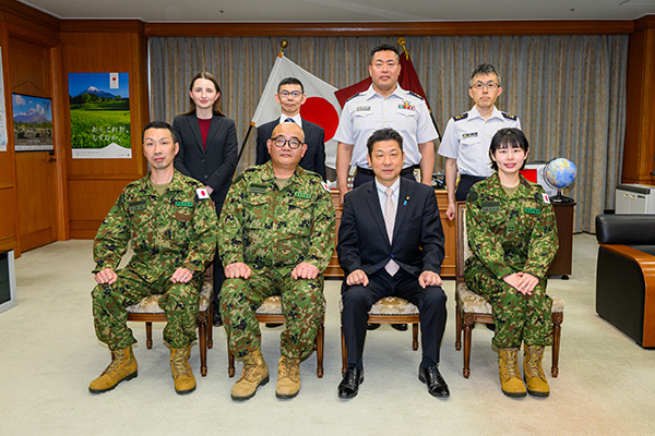 オペレーション・レンダー・セーフに参加する陸上自衛隊員への激励