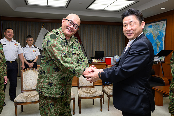 オペレーション・レンダー・セーフに参加する陸上自衛隊員への激励