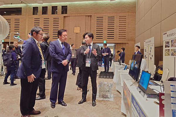 防衛産業参入促進展への出席