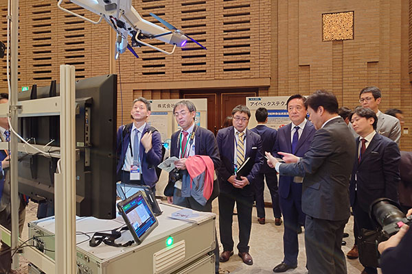 防衛産業参入促進展への出席