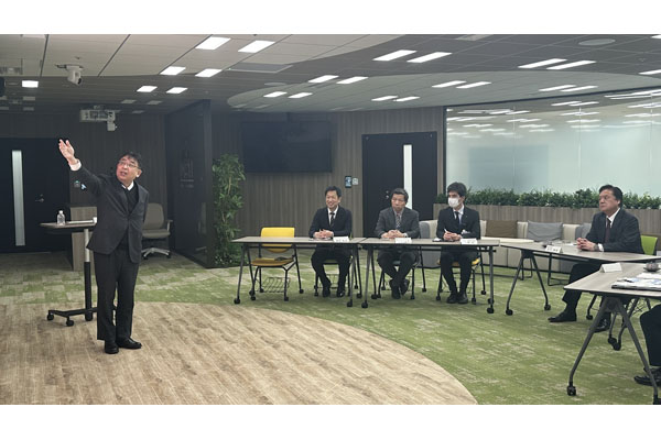 研究所視察