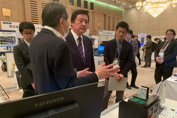 防衛産業参入促進展への出席