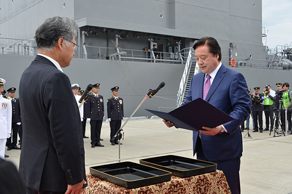 輸送艦「ようこう」引渡式・自衛艦旗授与式への出席