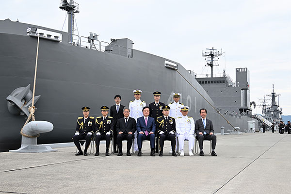 輸送艦「ようこう」引渡式・自衛艦旗授与式への出席