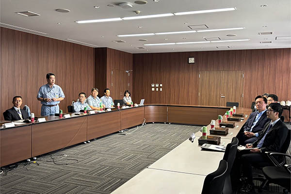 企業視察