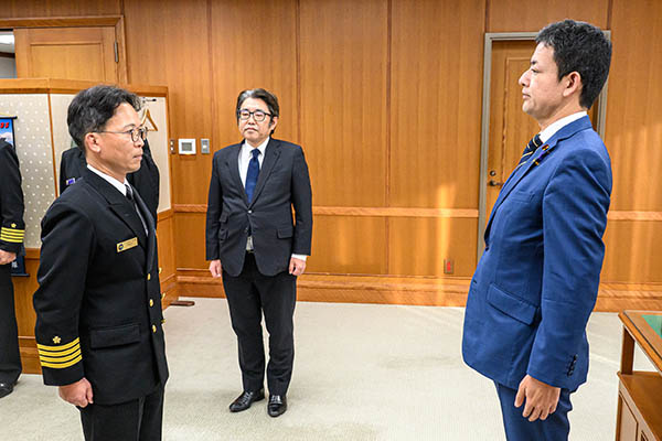 しらせ艦長による出国報告