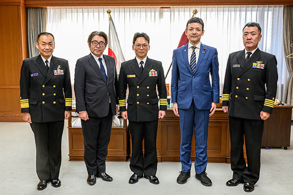 しらせ艦長による出国報告