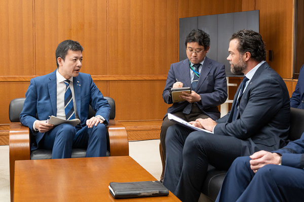 ローマイヤー米空軍次官の吉田防衛大臣政務官表敬