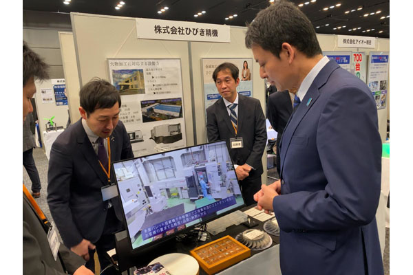 防衛産業参入促進展の視察