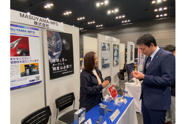 防衛産業参入促進展の視察