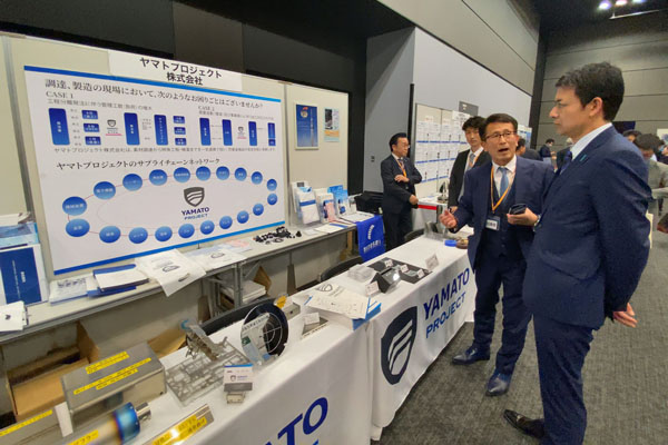 防衛産業参入促進展の視察