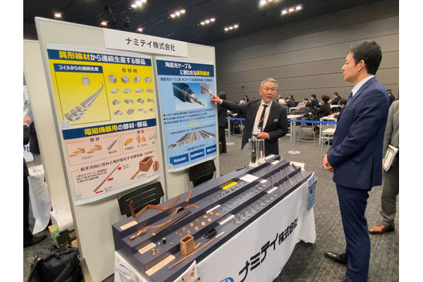防衛産業参入促進展の視察