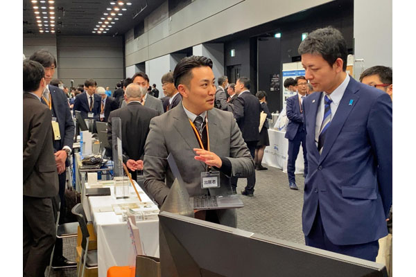 防衛産業参入促進展の視察