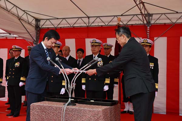 海洋観測艦「あかし」引渡式・自衛艦旗授与式