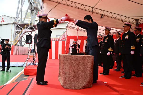 海洋観測艦「あかし」引渡式・自衛艦旗授与式