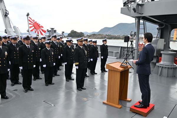 海洋観測艦「あかし」引渡式・自衛艦旗授与式