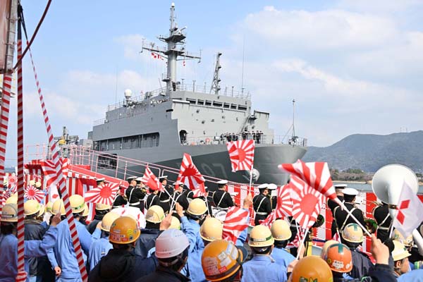 海洋観測艦「あかし」引渡式・自衛艦旗授与式