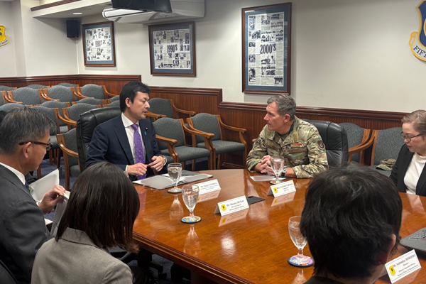 在沖米軍基地視察