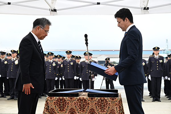 輸送艦「あまつそら」「あおぞら」自衛艦旗授与式