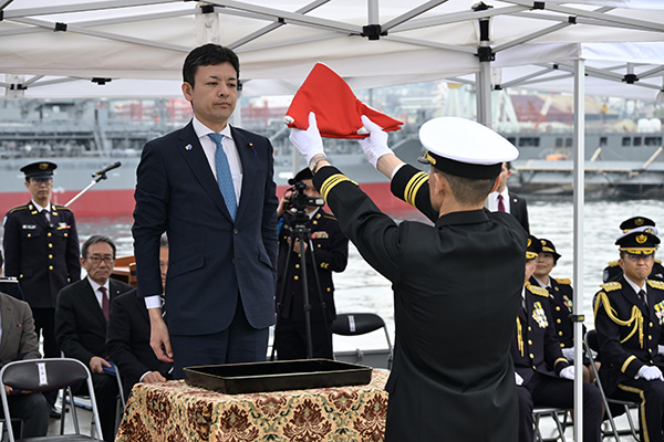 輸送艦「あまつそら」「あおぞら」自衛艦旗授与式